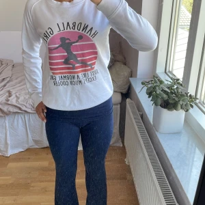 Handball girl tröja - Ärmarna är 67 cm, den är 40 cm bred, 50 cm lång, moddelen är 163 cm lång, den har använts 2-3 gånger och är i toppen skick, på den står det: just like a normal girl except much cooler, jättefin men lite för tajt på mig, väldigt mjuk och bekväm
