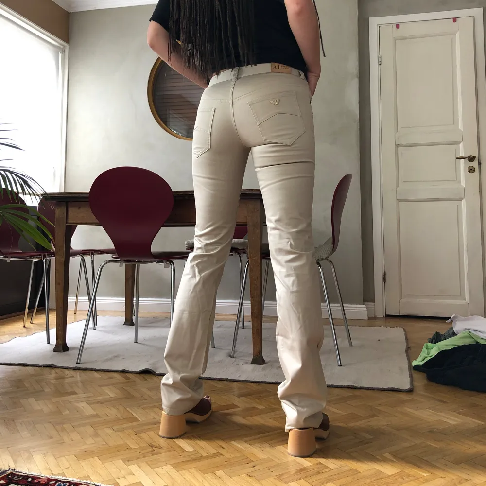 Beige byxor från Armani low waist och straight leg, knappt använda. Ganska långa Storlek 34. Jeans & Byxor.