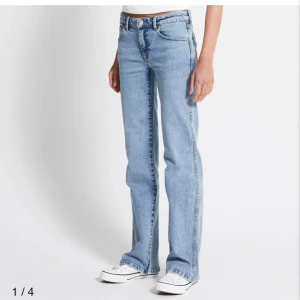 90s boot ljusa jeans lager 157  - Köpt i storlek XS för 400kr och använt endast 2 gånger. Lågmidja jeans, säljer för 120kr☺️