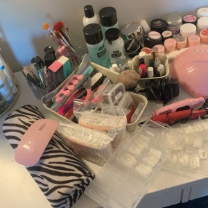 Nagelkit - Säljer massa nagelsaker! Perfekt för nybörjare. Gele, akryl, glitter, tippar, gellack, tio/basecoat, asiton, polygam, 2 elfilar, 3 uv-lampor, massa verktyg / filar, borstar , klistermärken/dekoration. Allt är nästan oanvänt, pris går att diskutera❤️❤️❤️