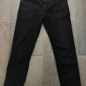 Bison Jeans tapered fit superflex - Ett par superskönt svarta jeans med superflex. Tyvärr för små för mig. Köpta på Wagner, nypris 900kr. Bra skick. 