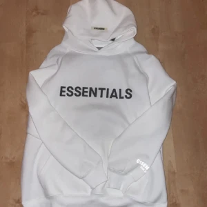 Essentials Hoodie - Säljer en oakta lite oversized Essentials Hoodie helt i nyskick aldrig använd. Bara skriva vid intresse. Pris ej hugget i sten