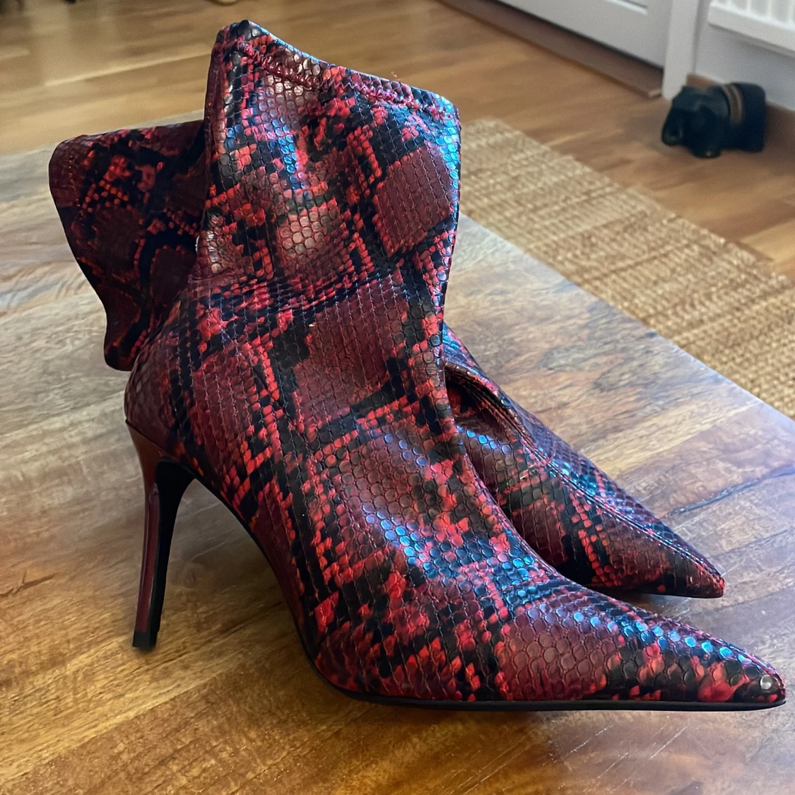 Röda ormskinnsmönstrade stövletter från MNG - 90