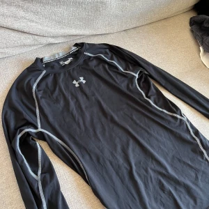 Kompressionströja under armour  - Haft i många år men sparsamt använd, storlek L men skulle säga att den är mer mot M