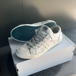 Replay  - Säljer dessa sjukt snygga replay skorna pga försmå, skick 7/10, nypris 1599 mitt pris 549kr!   Kan tänka mig byten, dm för frågor!