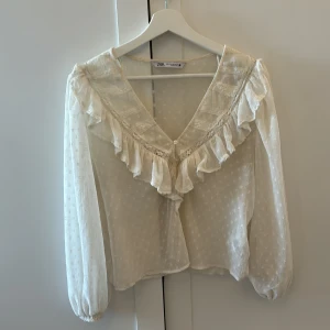 Vit topp - Topp från Zara i storlek M