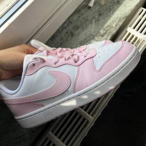 så så söta babyrosa nike dunks som inte kommer till användning, köpta av en vän så har ej kvitto eller box därav säljer billigt🩷🩷