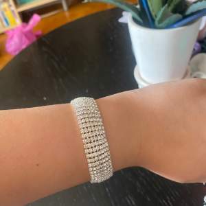 Säljer detta armband, aldrig använt, vet ej vart det kommer från!💕!Jag står inte för postens slarv!