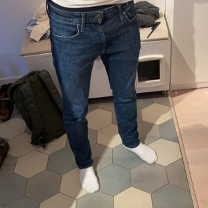 JACK&JONES ⭐️ - Säljer nu ett par snygga JACK&JONES jeans i färgen mörkblå. Nypriset är 600kr
