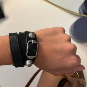 Balenciaga armband  - Fin balenciaga armband! Använt men i bra skick💞 dustbag eller låda medföljer ej då jag gjort mig av med det innan därav priset💞💞