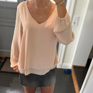 Rosa volangblus  - Rosa volangblus från Oasis/Foschini i fint skick. Står storlek 10 och den passar som S/M. Använd gärna köp nu!