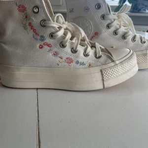 Converse all star - Säljer dessa nästan oanvända convers då de ej kommer till användning längre  (Pris går att diskutera)