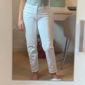 Vita Mom Jeans 🤍 - Tjusiga vita mom jeans från Ginatricot i storlek 32 🤍 i bra skick 