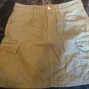 Jeanskjol från Gina🌞 - Jättefin jeanskjol från Gina tricot💞 Skriv för mått och fler bilder, pris kan diskuteras💗