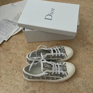 Dior shor  - Säljer mina dior skor i storlek 36. Dessa skor är helt oanvända, endast testade.   Påse, dustbag och box medföljer ❤️  Skickar samma dag eller dagen efter om så önskas. Kvitto finns 