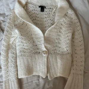 Stickad kofta - Superfin stickad kofta ifrån h&m i storlek S, men sitter mer som en XS. 