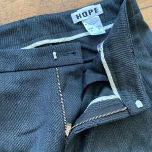 Hope kostymbyxor - Superschyssta Hope kostymbyxor i tjockt material. Vida ben, väldigt bekväma och nästan en liten bootcut. Tyvärr för små för mig. Nypris lite över 2000
