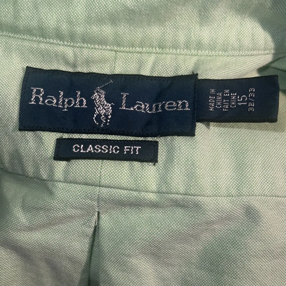 Riktigt fet mintgrön Ralph Lauren skjorta i storlek 32/33 vilket motsvarar en lite större M men inte riktigt L. Nyskick utan några defekter!. Skjortor.