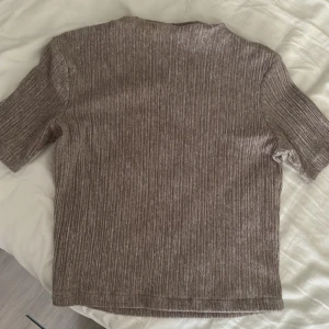 Zara t-shirt - Så fin t-shirt från zara i ett jätte mjukt material. Boat neck. Älskar den men kommer inte till användning, säljs inte längre💞nästan aldrig använd.  