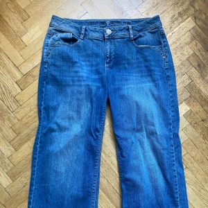 Lågmidjade vida jeans  - Supersnygga lågmidjade vida jeans som tyvärr är för korta på mig, passar som ankle jeans. skriv för mått. 
