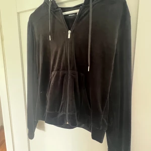 Svart velour-jacka - Köpt på gina tricot - den är helt oanvänd på grund av lite kort i ärmarna. Jag är 172 cm. Väldigt likt juicy cutore seten!