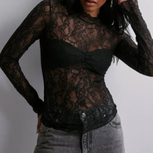 Spetstopp - Superfin spetstopp från Nelly som är slutsåld på hemsidan! Endast använd en gång🖤 Nypris-399kr