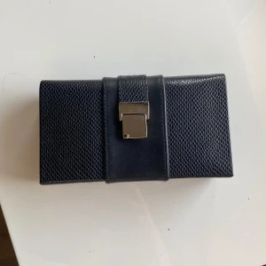 Resesmyckeskrin - Litet smyckeskrin perfekt till när man reser! Man får två par örhängen och ett armband på köpet. Måtten är 16x9x4,5cm🤍