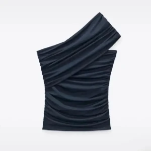 Snedskuren topp - Jätte populär snedskuren topp från zara