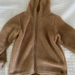 teddy zip up - fluffig, mjuk och så skön zip up hoodie i teddy style! sitter inte tajt så skulle säga att den är i s/xs. kontakta vid intresse💗