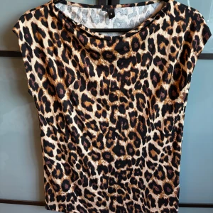 Leopard mönstrad tröja - Tröja från lager 157 i nyskick.