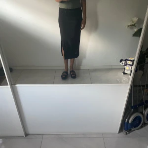 Svart kjol  - Mellan lång svart kjol. Den är vid bra skick. Den är öppen vid ena sidan. Original pris 200kr. 💖💖