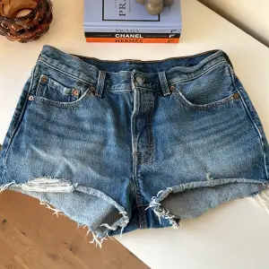 Levi’s 501 Shorts i mörkblå färg. Storlek: W28.