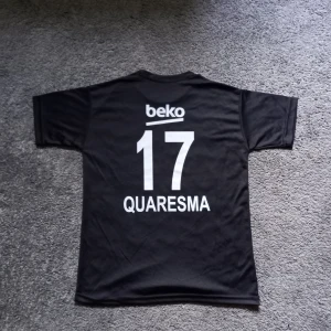 Fotbollströja Beşiktaş 15/16 Bortaställ - Väldigt fin fotbollströja från den Turkiska klubben Beşiktaş. Quaresma på ryggen som är känd för sina trivelas. 7/10 skick. Ej äkta