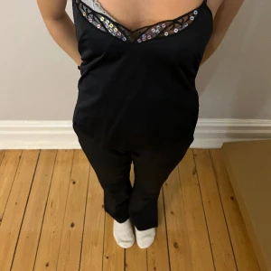 Linne - Festligt linne med paljetter🌟storlek 40 men uppskattas mindre