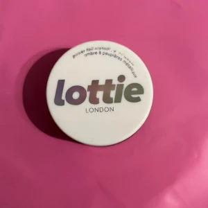 Eyeshadow  - Lottie london eyeshadow (unphased-bronze) Original pris: 84, skickas inte i original förpackning och är ej använd.