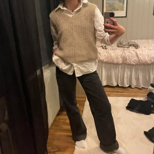 Stickad väst - Säljer super snygg stickad väst då den inte används💕 super bra kvalitet och sparsamt använd!