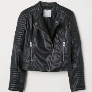 Bikerjacka - Snygg jacka med coola detaljer. Nyskick