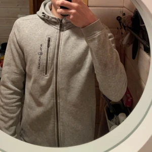 sail racing hoodie - använd men i bra skick. Inte min stil längre därav säljer jag den. Hör av er vid frågor! 🌟☺️