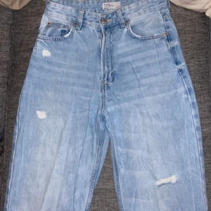 Bershka jeans - Säljer mina svin snygga Bershka jeans!🥹 Dom har tyvääärr blivit för små! Vida ben men tighta över rumpa och lår👍🏻 Jätte bra skick men lite väck på bilden då de ej är strykta