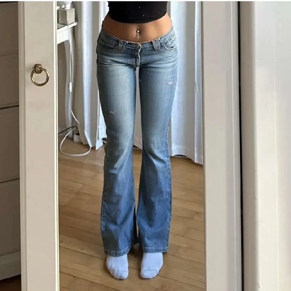 Säljer vidare dessa snygga lågmidjade jeans då jag köpte de här på plick men var tyvärr lite för stora, jag brukar ha 34/36. 💞(bilder från förra säljaren, midja: 39 cm Innerben:77, hon på bilden är 165 för referens❤️. Jeans & Byxor.