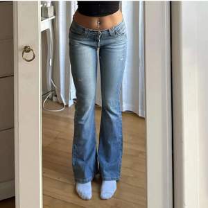 Säljer vidare dessa snygga lågmidjade jeans då jag köpte de här på plick men var tyvärr lite för stora, jag brukar ha 34/36. 💞(bilder från förra säljaren, midja: 39 cm Innerben:77, hon på bilden är 165 för referens❤️