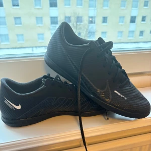 NIKE innefotbollskor - Säljer ett par NIKE innefotbollskor i storlek 42,5 perfekt för dig som har storlek 41 eller 40 på skor eftersom de är små i storleken.  De har ändast använts vid ett tillfälle alltså är dem rent sagt nya. Ny pris 599kr säljer för 400kr pris kan diskutera😊