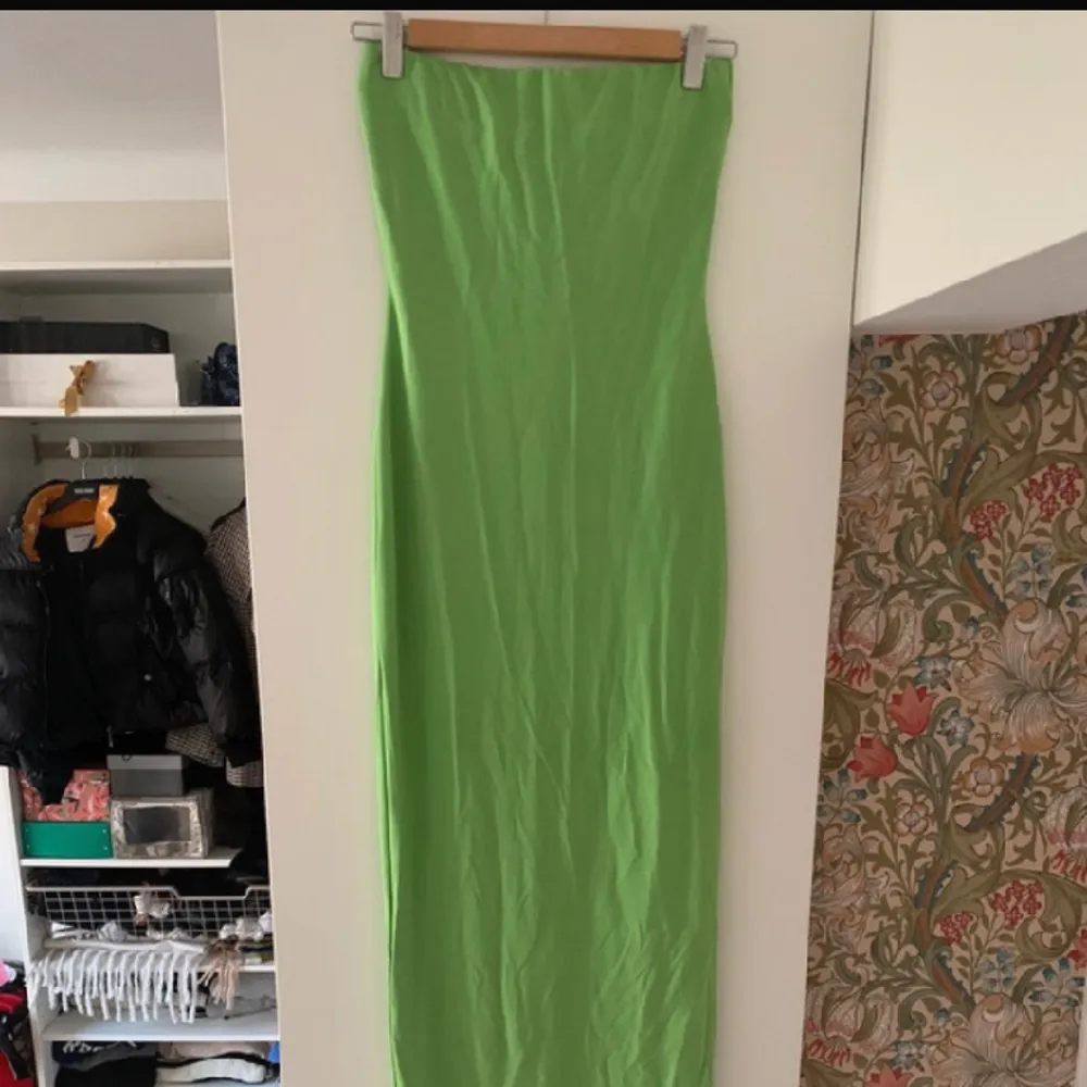 En väldigt fin lång grön Off shoulder klänning med slit vid benen ❤️ Använd gärna köp nu . Klänningar.