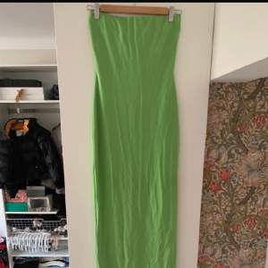 En väldigt fin lång grön Off shoulder klänning med slit vid benen ❤️ Använd gärna köp nu 