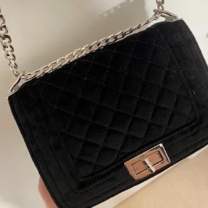 Svart Handväska Miniväska Velour/ Velvet - Velour/velvet minibag från Glitter i svart. Bra skick o har aldrig använts. Har en likadan fast i turkos för samma pris