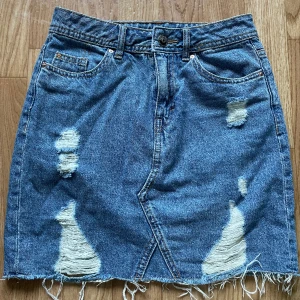 Jeans kjol - Väldigt fint skick och har använts få gånger 🔆 har inga defekter och är i jätte bra skick, säls då dom inte kommer till användning 