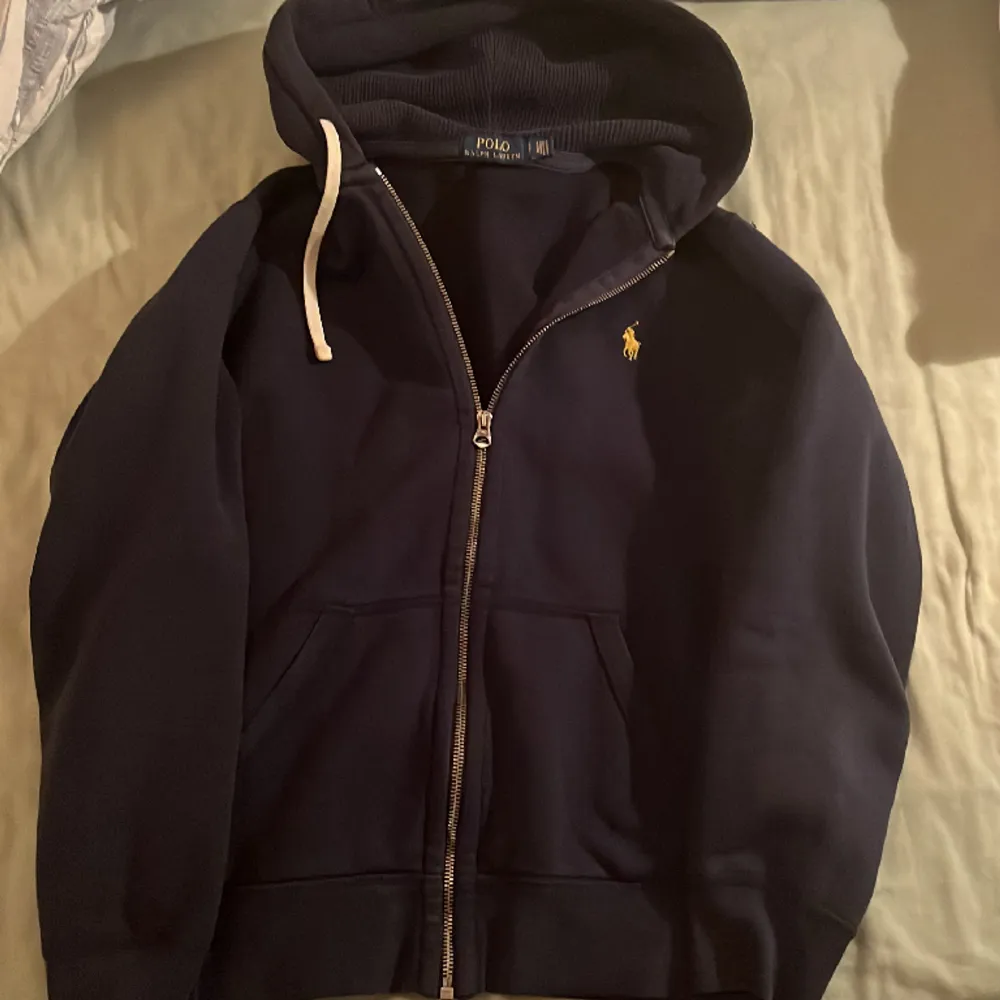 Säljer en fet marinblå ralph lauren hoodie! Den har inga skador och är använd ett fåtal gånger. Nypris 1700 kr. Priset är diskuterbart. Skriv gärna om ni har några frågor!. Hoodies.