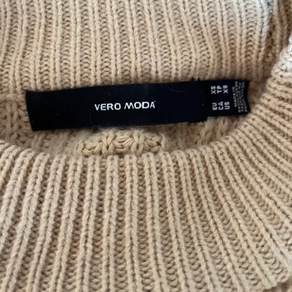 Beige stickad tröja från Vero moda i storlek xs Nästan helt oanvänd. Stickat.