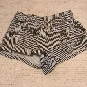 Jättefina shorts som man kan ha på sommaren eller som pyjamasshorts. Ganska korta. De har fickor.❤️. En söm på baksidan har gått upp lite(bild 2) och hålen där snörena hänger är lite slitna(bild 3). Pris kan diskuteras 🫶🫶