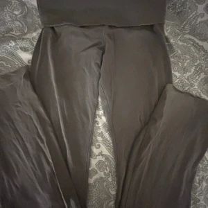 Brandy yoga pants - Säljer dessa populära yoga pants från brandy melville dp de inte kommer till användning längre❤️ lite slitningar nertill då dem var för långa flr mig men inget man lägger märke till❤️ orginal pris är 260 och dem är köpte i somras!